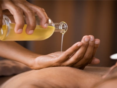 Massage Tinh Dầu Là Gì? Công Dụng Như Thế Nào?